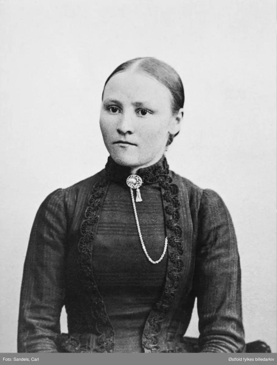 Portrett av Margrethe Knatterud, fra Varteig (første kone til Anders Basken). Visittkort.