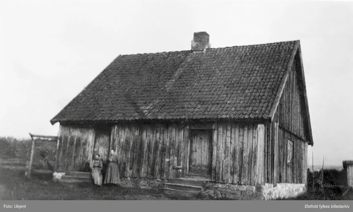 Gamlesanne, stuebygning ca. 1950. Arbeiderbolig for sagbruksarbeidere på Sanne og Soli bruk i Tune. 
Flyttet til Norsk skogmuseum.