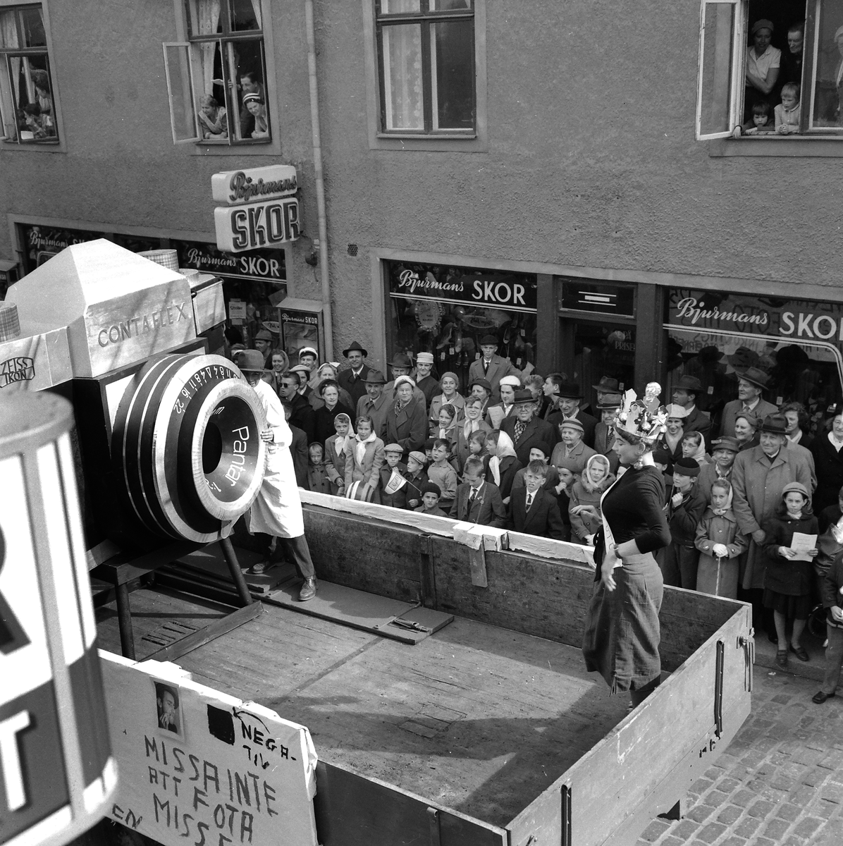 Serie bilder från den sedvanliga yran under Linköpings årliga majkarnevalen. Dessa från 1958 med motiv från Storgatans övre delar och någon vid entrén till Sporthallen. Som brukligt spelade studentorkester Bonnkapälle en central roll i firandet.