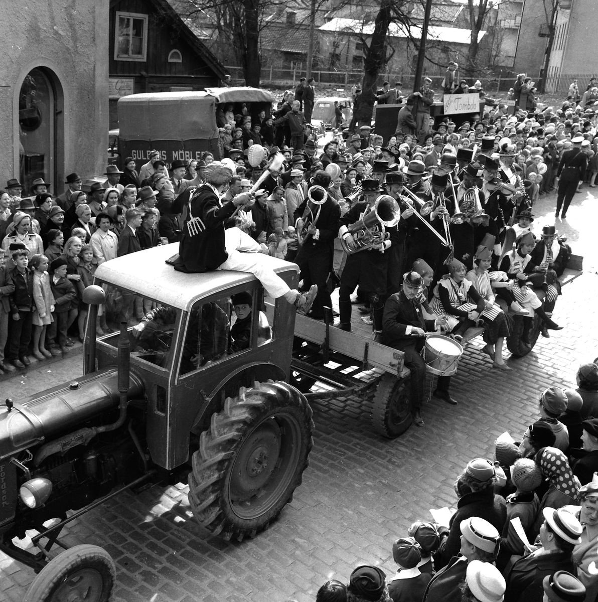 Serie bilder från den sedvanliga yran under Linköpings årliga majkarnevalen. Dessa från 1958 med motiv från Storgatans övre delar och någon vid entrén till Sporthallen. Som brukligt spelade studentorkester Bonnkapälle en central roll i firandet.