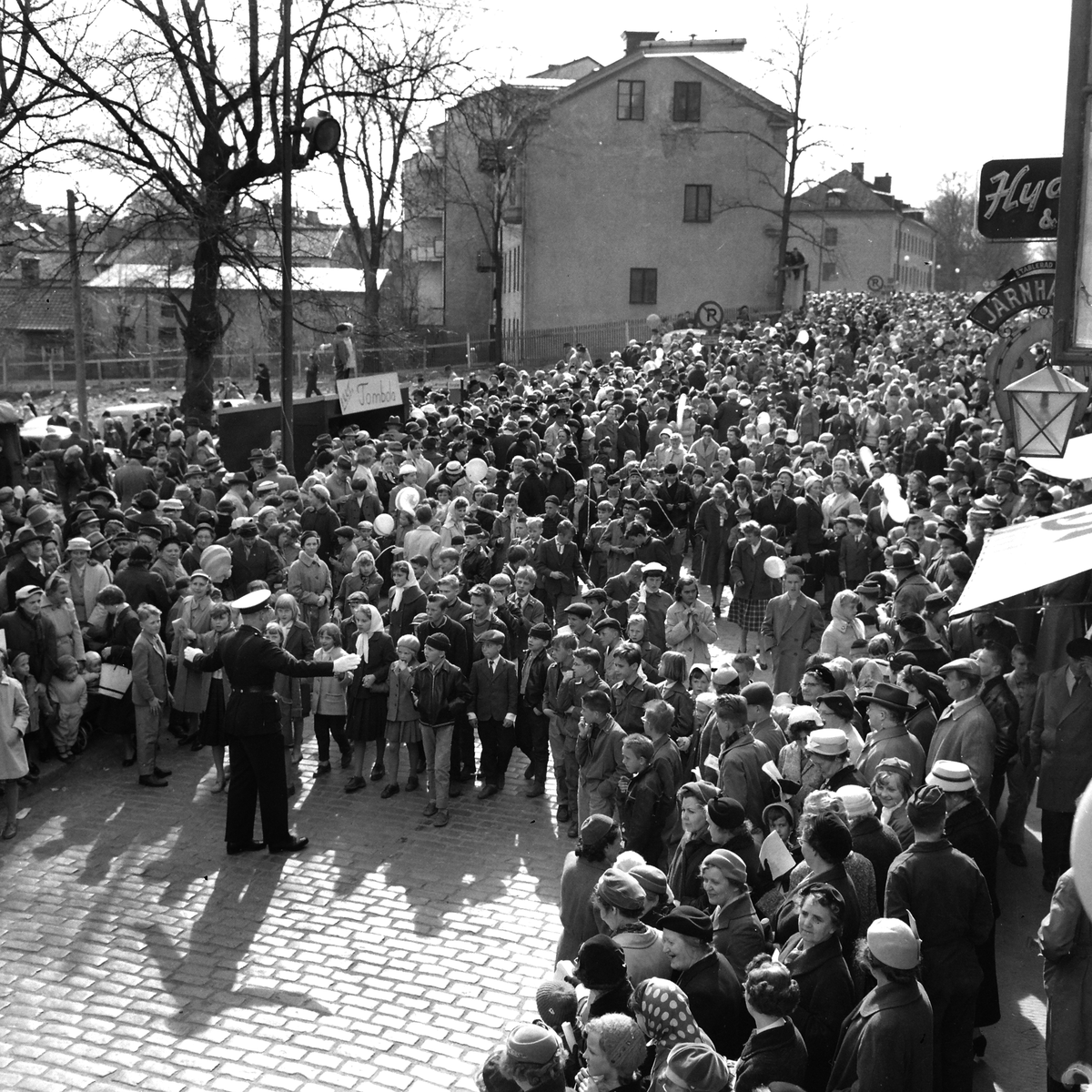 Serie bilder från den sedvanliga yran under Linköpings årliga majkarnevalen. Dessa från 1958 med motiv från Storgatans övre delar och någon vid entrén till Sporthallen. Som brukligt spelade studentorkester Bonnkapälle en central roll i firandet.