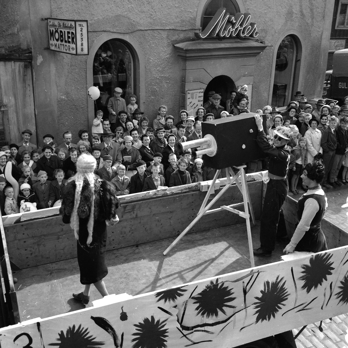 Serie bilder från den sedvanliga yran under Linköpings årliga majkarnevalen. Dessa från 1958 med motiv från Storgatans övre delar och någon vid entrén till Sporthallen. Som brukligt spelade studentorkester Bonnkapälle en central roll i firandet.