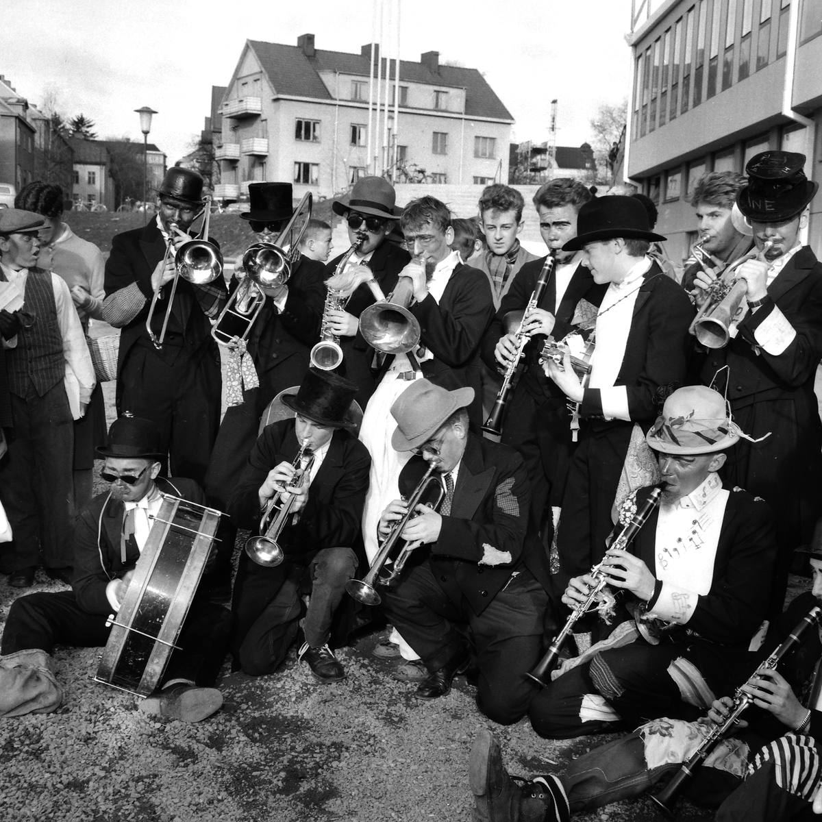 Serie bilder från den sedvanliga yran under Linköpings årliga majkarnevalen. Dessa från 1958 med motiv från Storgatans övre delar och någon vid entrén till Sporthallen. Som brukligt spelade studentorkester Bonnkapälle en central roll i firandet.
