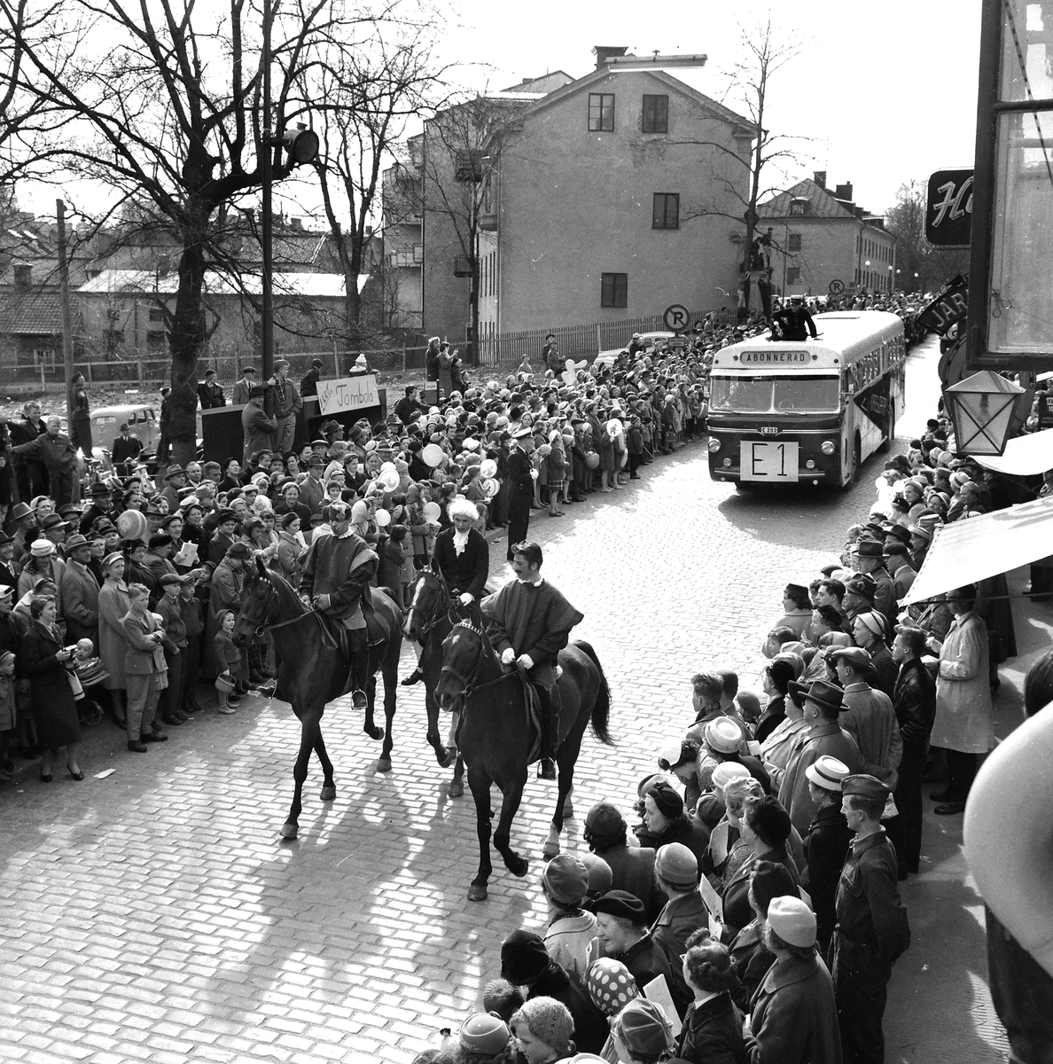 Serie bilder från den sedvanliga yran under Linköpings årliga majkarnevalen. Dessa från 1958 med motiv från Storgatans övre delar och någon vid entrén till Sporthallen. Som brukligt spelade studentorkester Bonnkapälle en central roll i firandet.