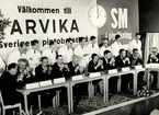 Finalisterna i SM i piprökning i Arvika 1963. Från vänster: Hans Matsson (Farsta), Boo Nyström (Karlstad), Per Olow Karlsson (Uppsala), Algot Hallberg (Malmö), C.V Nordenswan (Stockholm), Solveig Hedebjörn (Falköping), Bertil Johnson (Helsingborg), P.B Carlsson (Kalmar) och Börje Larsson (Lund).