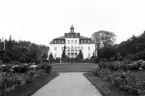 Hultsbruks herrgård, uppförd under åren 18991901 efter ritningar av Isak Gustaf Clason. Här fotograferat omkring 1940. Järnbruket i Hult grundades 1697 som en knipp- och manufakturhammare. Över tid utvecklades tillverkningen mot en rad olika produkter, främst redskap. Idag är bruket främst känt för sin yxtillverkning.