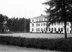 Kvillinge folkskola som på platsen föregick dagens Åbymoskola. Byggnaden stod klar 1918 och fungerade en första tid även som kommunhus för Kvillinge landskommun.
