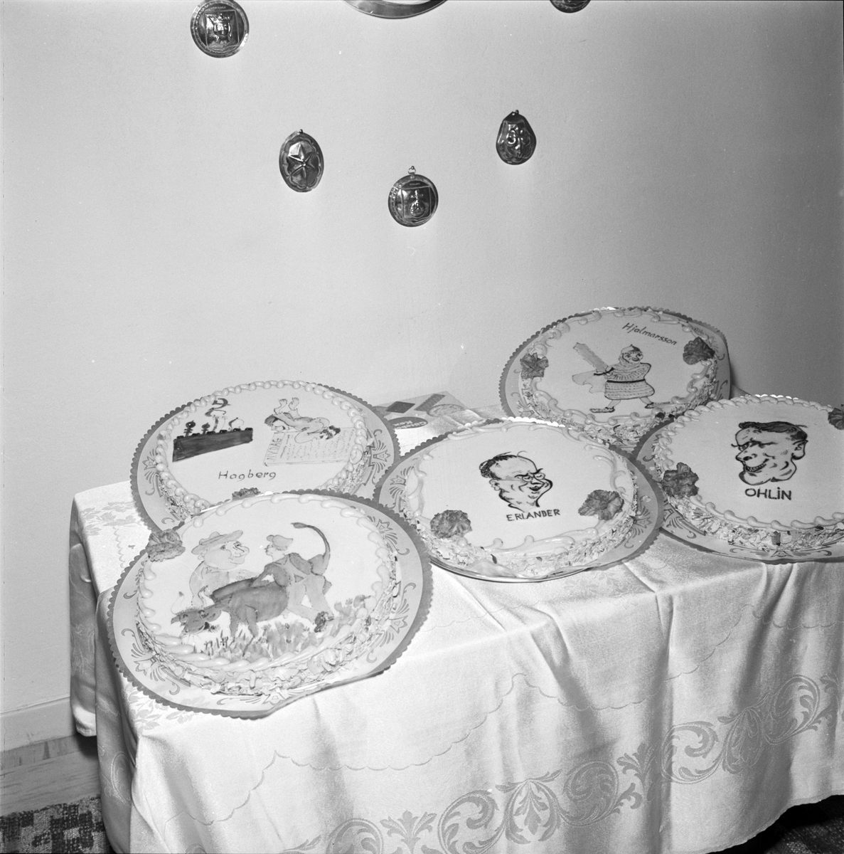 Tårtor med avbildade partiledare, Uppsala 1956