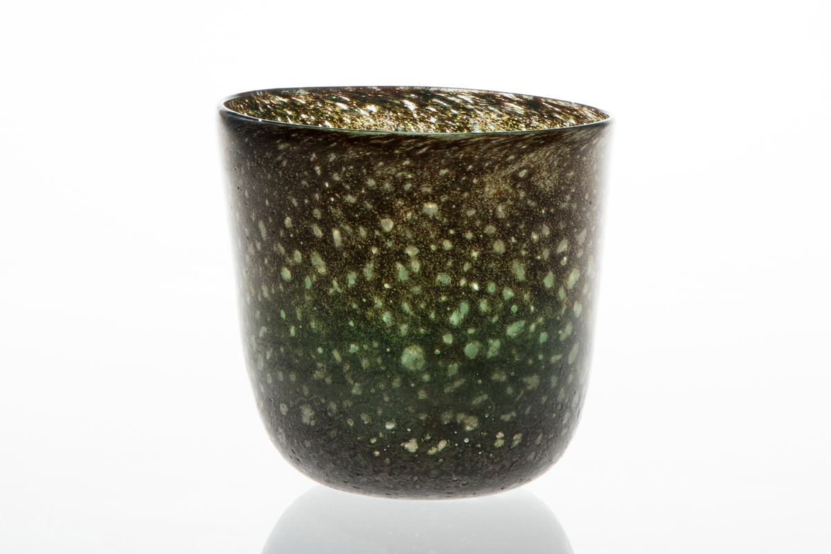 Vase i klart glass, dekorert med gråsvarte fargefibre. Vasen har en konisk form. Små luftbobler i glasset.