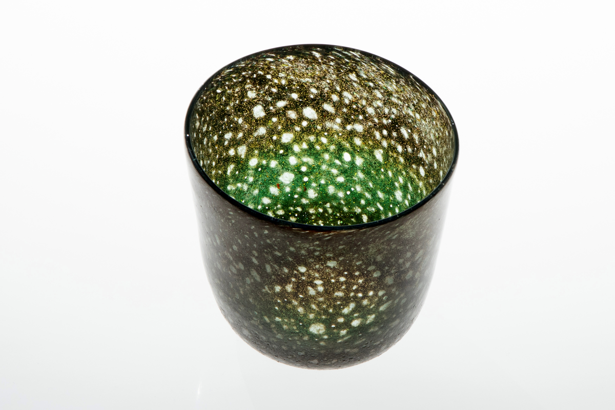 Vase i klart glass, dekorert med gråsvarte fargefibre. Vasen har en konisk form. Små luftbobler i glasset.