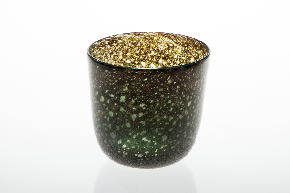 Vase i klart glass, dekorert med gråsvarte fargefibre. Vasen har en konisk form. Små luftbobler i glasset.