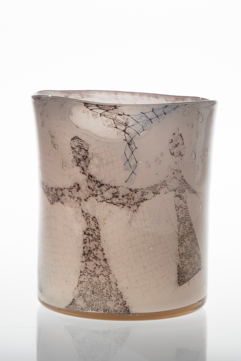 Høyreist ovalformet vase i grårosa glass med innlagt dekor av metallnett. Dekoren fremstiller stiliserte kvinnefigurer i en dansende bevegelse. Øvre del er svakt konisk og har en ujevn formet munningsrand.