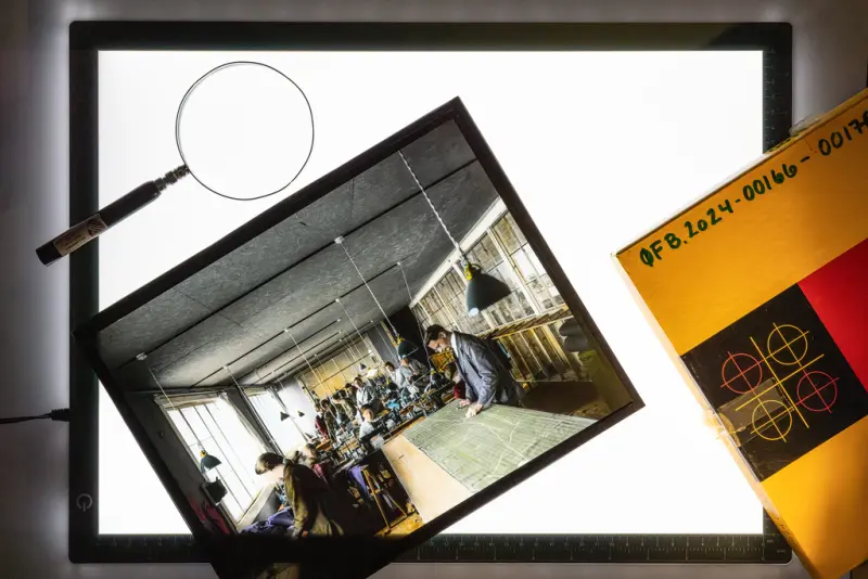Museenes samlinger er kilder til inspirasjon og kunnskap. I 1982 mottok Østfold fylkes billedarkiv to esker med håndkolorerte glassplatepositiver. Fotografiene er nå digitaliserte og gir et unikt innblikk i organiseringen av produksjonen og menneskene som arbeidet ved de ulike avdelingene ved August P. Horns konfeksjonsfabrikk.