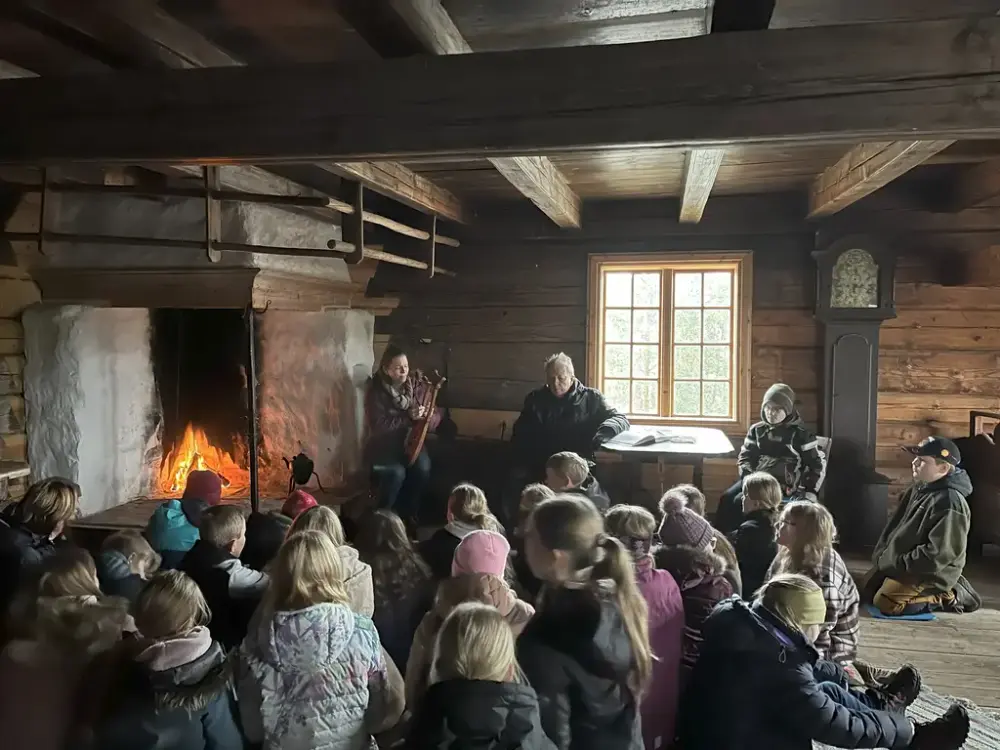 Skoleklasse får fortalt historier og hørt musikk i Eikjebygningen på juleopplegg