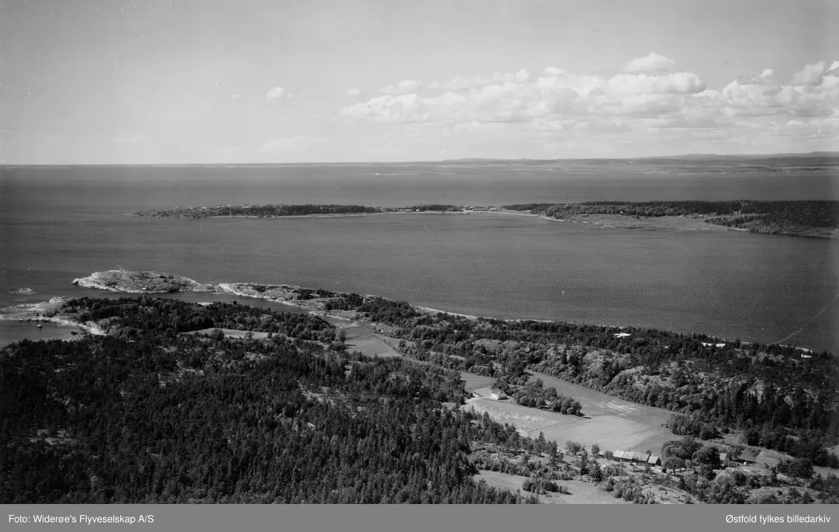 Oversiktsbilde fra Rauer, Rauøy i Onsøy med Smauet i forgrunnen. Et bilde viser utsnitt av Rauer.