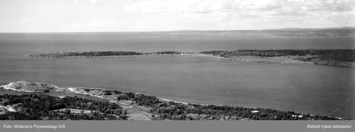 Oversiktsbilde fra Rauer, Rauøy i Onsøy med Smauet i forgrunnen. Et bilde viser utsnitt av Rauer.