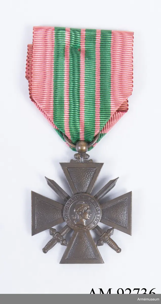 Medalj i form av ett kors med svärd som visar bilden av republiken. På baksidan står årtalet 1939.