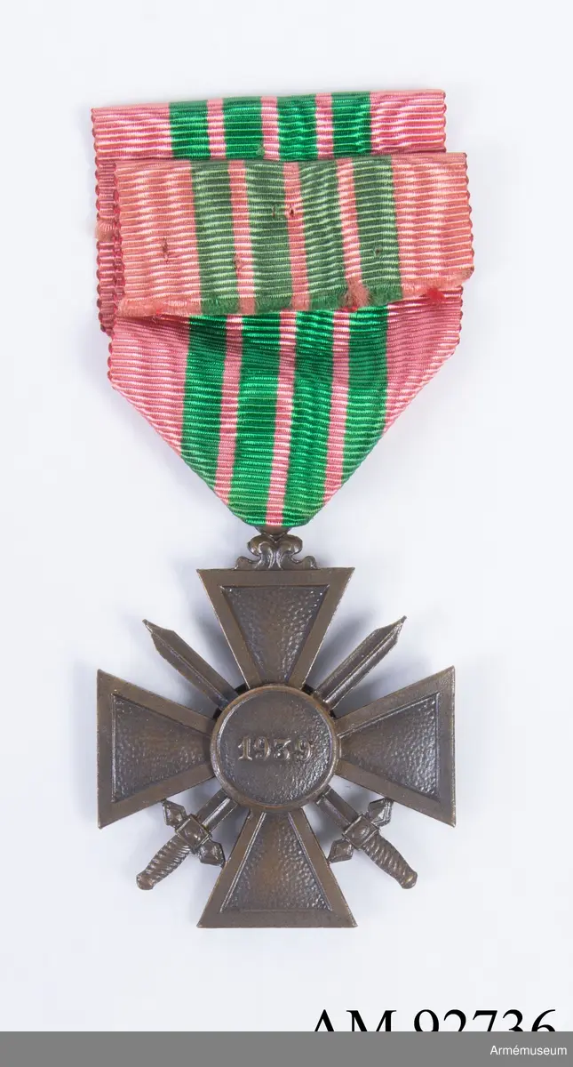 Medalj i form av ett kors med svärd som visar bilden av republiken. På baksidan står årtalet 1939.