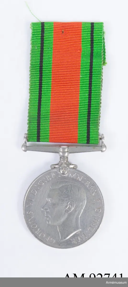Rund medalj. Framsidan är designad av Humphrey Paget och visar den barhuvade bilden av kung George VI, vänd till vänster. Runt omkring finns inskriptionen "GEORGIVS VI D:G:BR:OMN:REX F:D:IND:IMP." (George 6:e, av Guds nåd, kung av alla Storbritannien, trons försvarare, Indiens kejsare).

Baksidan är designad av Harold Parker och visar den kungliga kronan vilande på en ekplanta, flankerad av ett lejon och en lejoninna ovanför stiliserade vågor. Överst till vänster står årtalet "1939" och uppe till höger årtalet "1945". Längst ned står orden "THE DEFENCE MEDAL" på två rader.

Bandet är 32 millimeter brett i färgerna grönt, svart band och orange. Det flamfärgade orangea mittbandet och de gröna banden symboliserar fiendens attacker på Storbritanniens gröna land medan de smala svarta banden representerar mörkläggningarna mot luftangrepp.