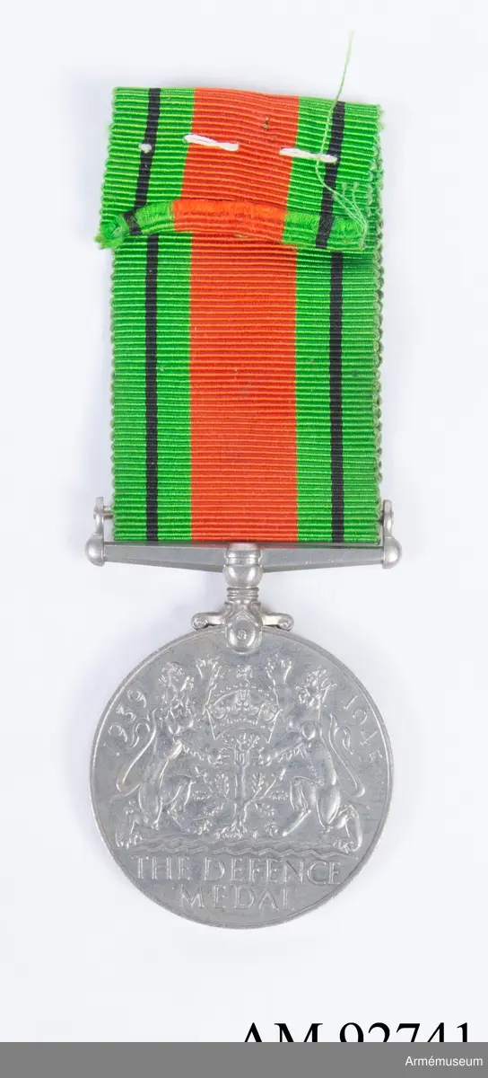 Rund medalj. Framsidan är designad av Humphrey Paget och visar den barhuvade bilden av kung George VI, vänd till vänster. Runt omkring finns inskriptionen "GEORGIVS VI D:G:BR:OMN:REX F:D:IND:IMP." (George 6:e, av Guds nåd, kung av alla Storbritannien, trons försvarare, Indiens kejsare).

Baksidan är designad av Harold Parker och visar den kungliga kronan vilande på en ekplanta, flankerad av ett lejon och en lejoninna ovanför stiliserade vågor. Överst till vänster står årtalet "1939" och uppe till höger årtalet "1945". Längst ned står orden "THE DEFENCE MEDAL" på två rader.

Bandet är 32 millimeter brett i färgerna grönt, svart band och orange. Det flamfärgade orangea mittbandet och de gröna banden symboliserar fiendens attacker på Storbritanniens gröna land medan de smala svarta banden representerar mörkläggningarna mot luftangrepp.