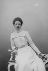 Porträtt av fotograf Ester Läckgren. Sitter i stol och lutar