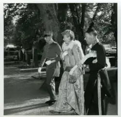 Bröllopsgäster på väg från Danderyds kyrka, 1952-06-17