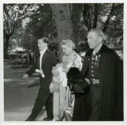 Brudgum och föräldrar vid Danderyds kyrka, 1952-06-17