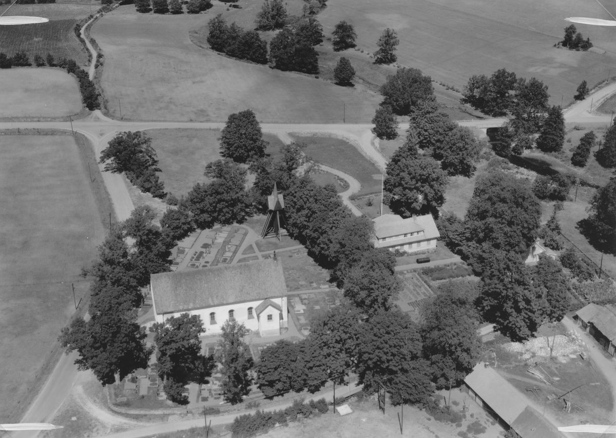 Flygfoto över Halltorps kyrka och prästgård.