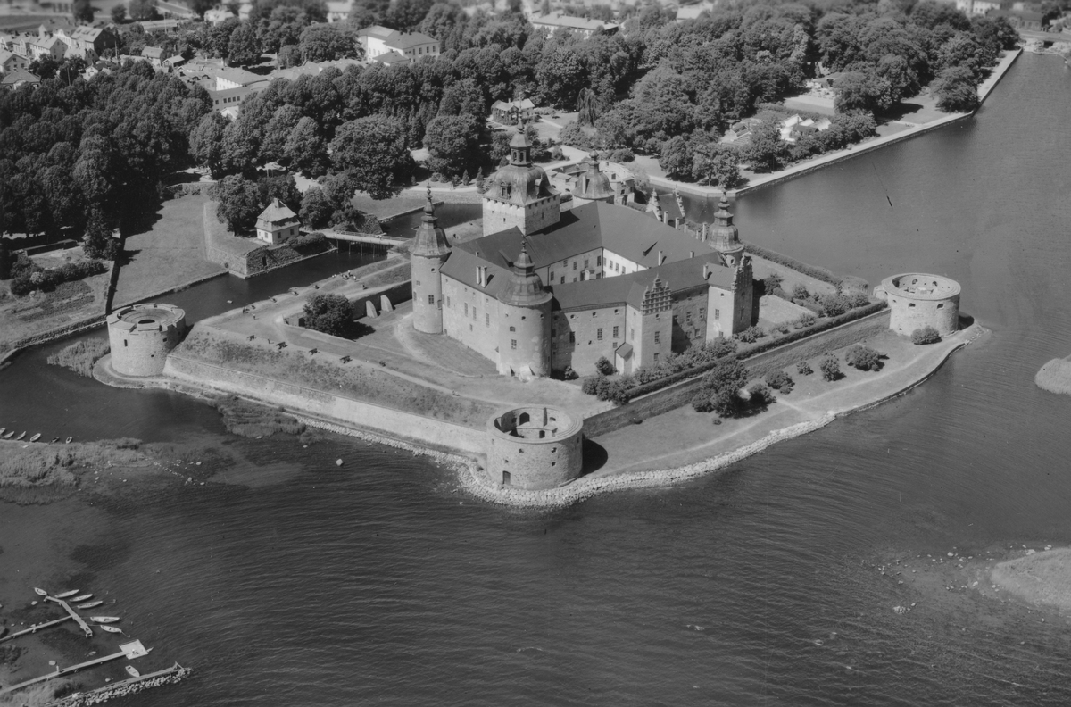 Flygfoto över Kalmar slott och stadsparken.