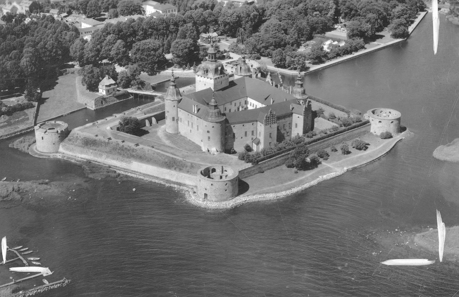 Flygfoto över Kalmar slott och stadsparken.
