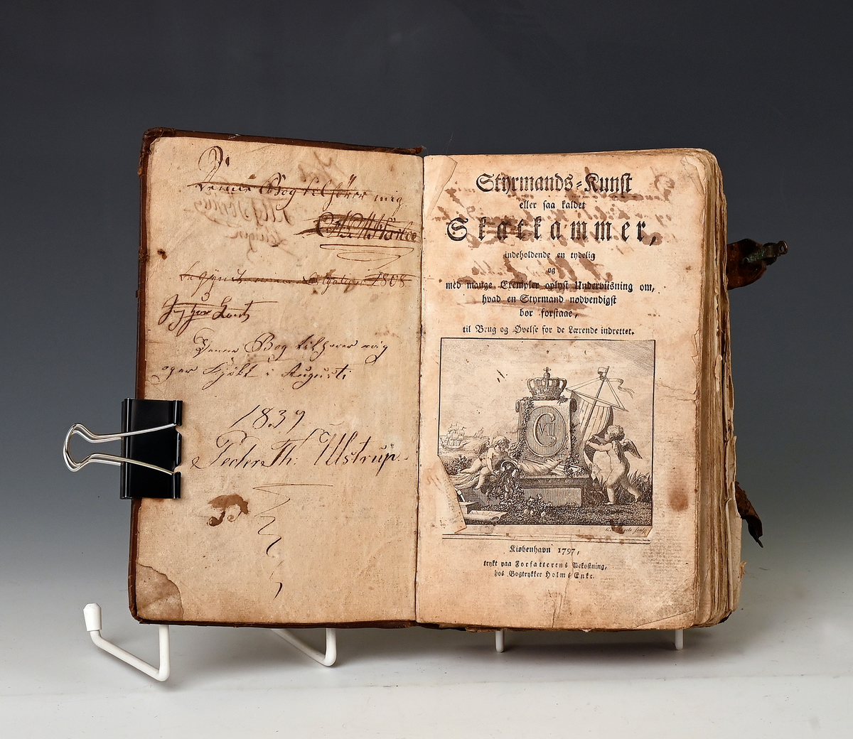 Prot: Styrmands-Kunst eller saa kaldet Skatkammer. Kbhv. 1797. 8 bl. + 478 s. (I same bd) "Sinus-, Tangens-, og Sekans-Tabeller". Kbhv 1797. Upag. -8. Heillers-band.