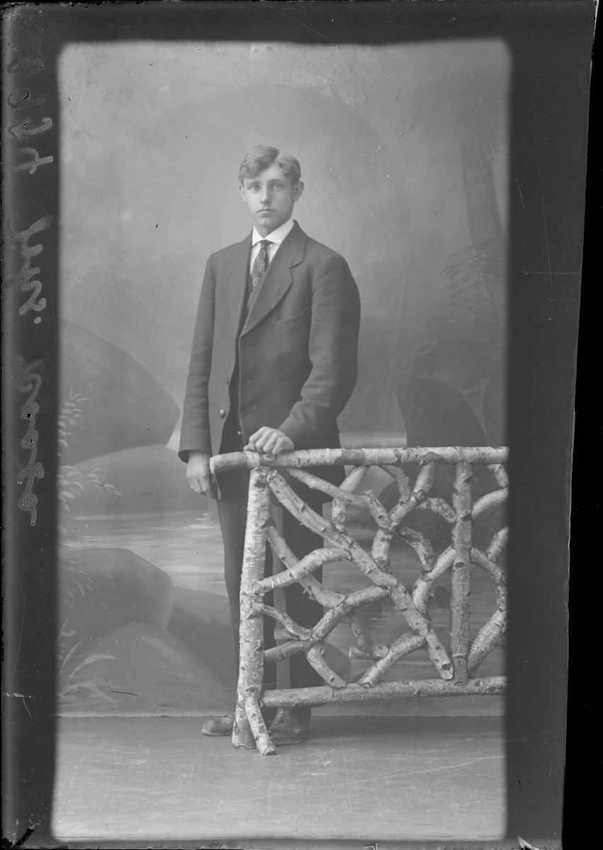 Portrettfotografi. Mann oppstilt i fotostudio.
