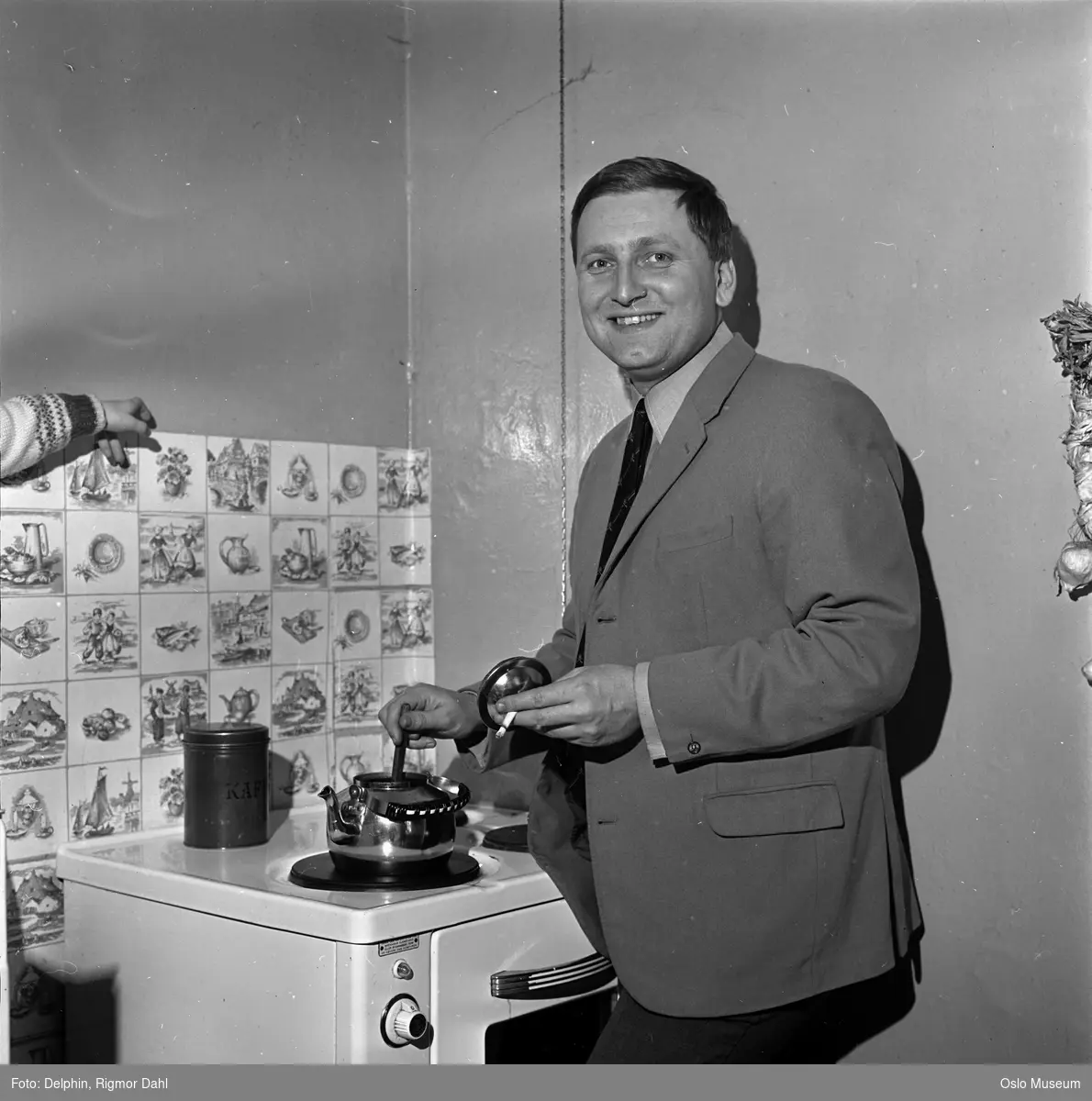 bolig, interiør, kjøkken, mann, skuespiller, komfyr, kaffekjele