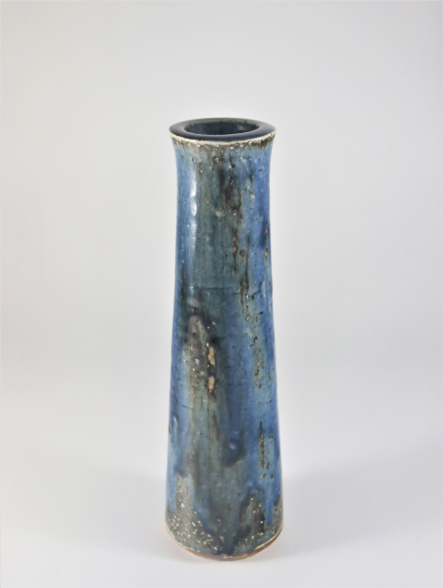 Marianne Westman, vas, drejat stengods med chamotte i fläckig, blåbrun glasering. Rörstrands porslinsfabrik, 1960-talet.