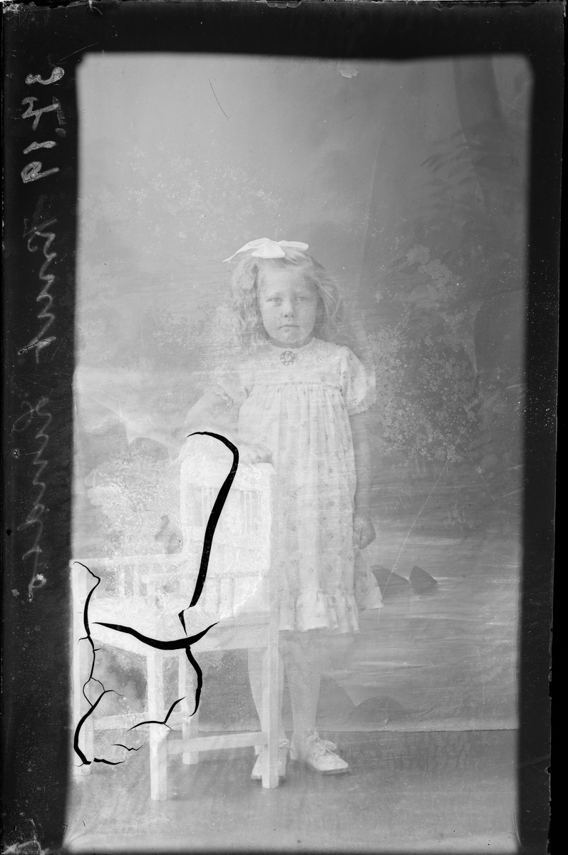 Portrettfotografi. Jente oppstilt i fotostudio.