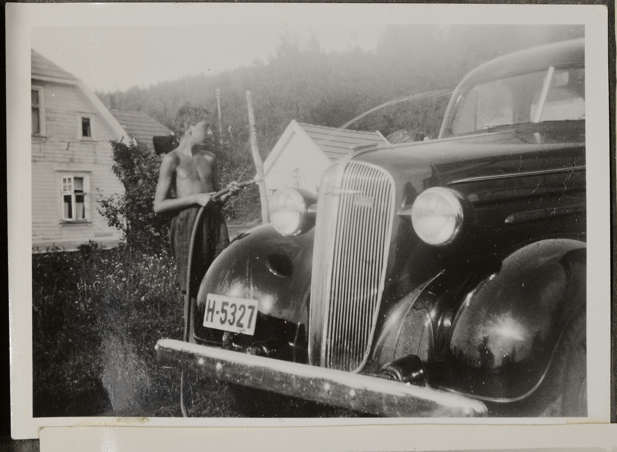 Trolig Sigurd Becker som vasker bil av modell Chevrolet 1936

Bilen har skiltnummer: H-5327