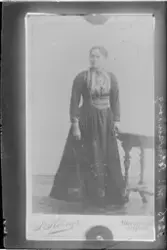 Avfotografering av visittkort. Kvinne oppstilt i fotostudio.