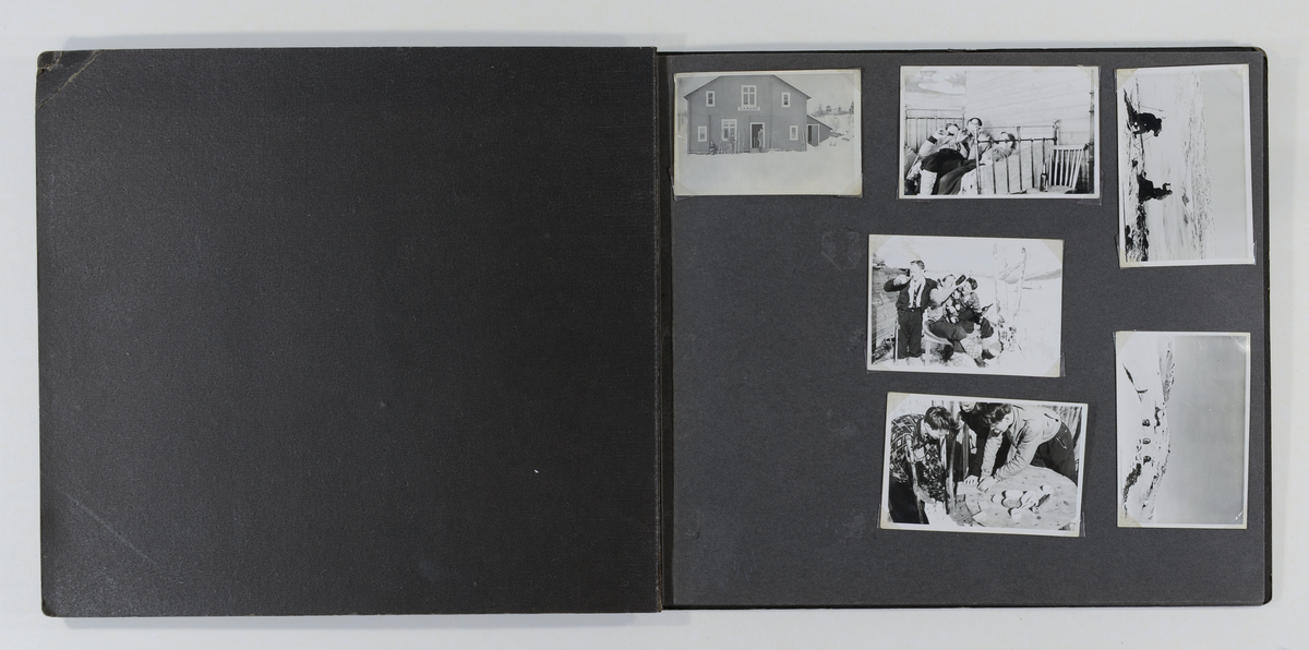 Tre menn poserer bak en stor sten i humoristisk foto. Antagelig Sigurd Becker helt til høyre