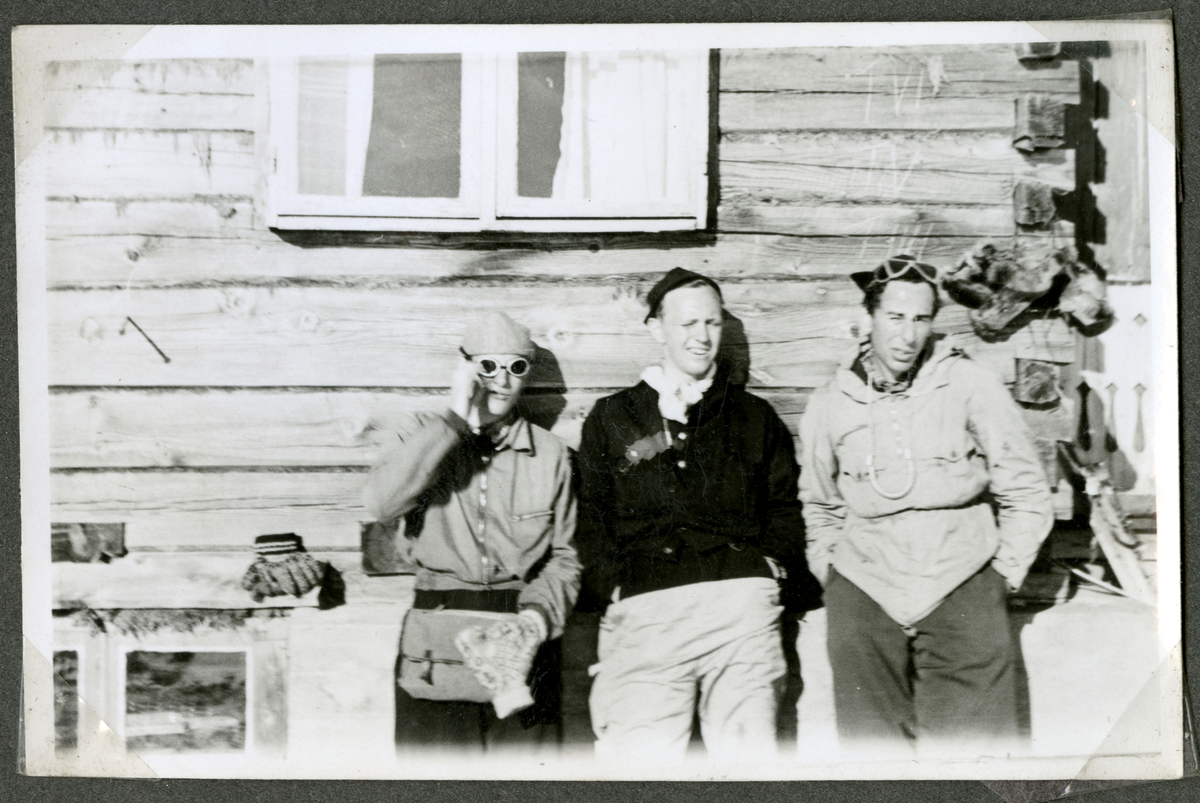 Sigurd Becker med vennegjeng på hyttetur. Han står helt til høyre