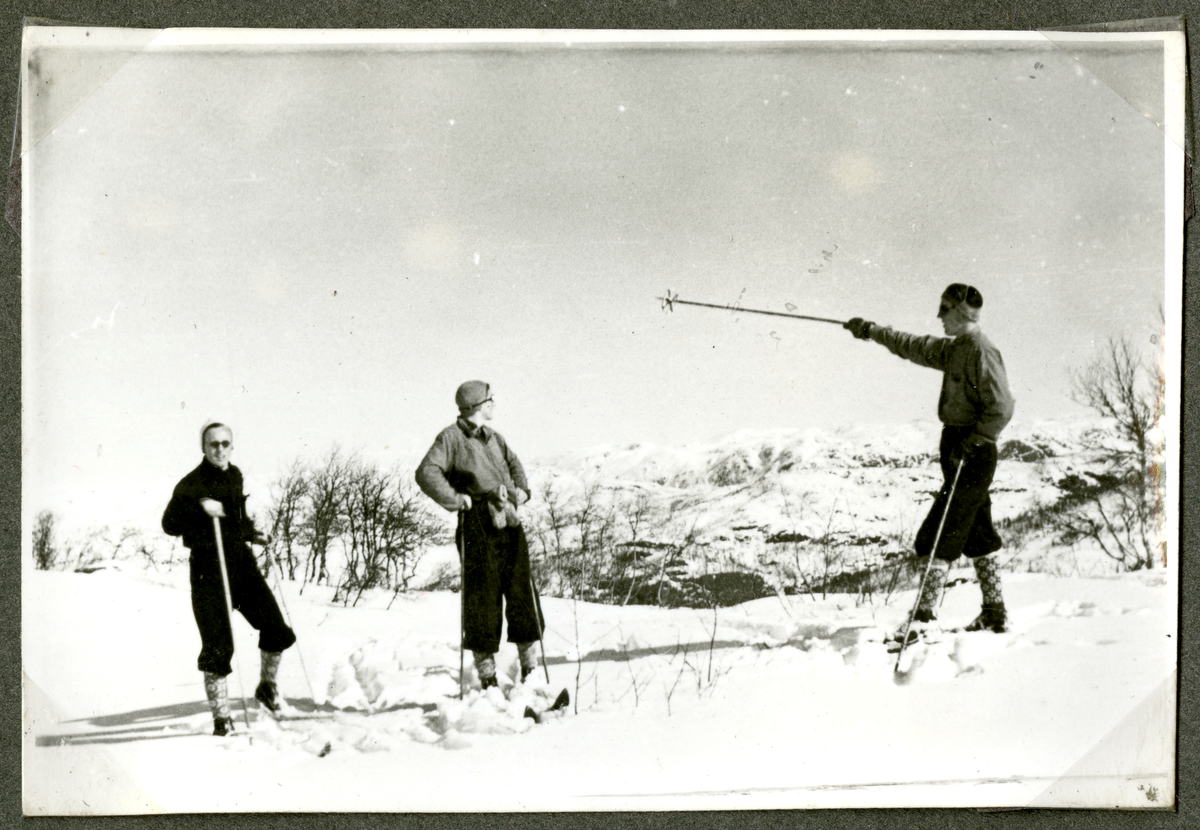 Ukjente ungdommer på ski