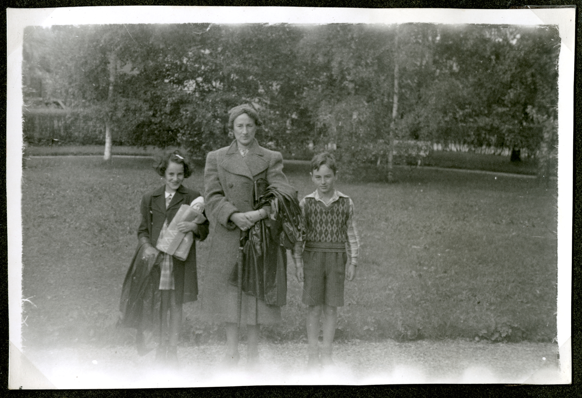 Mor Signe Becker med barna Sonja og Ivar Becker