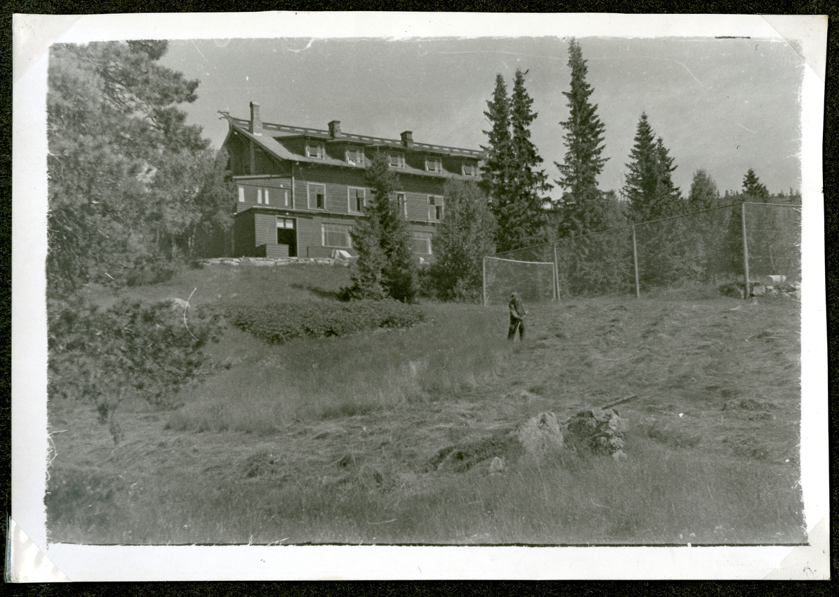 Ukjent hus med skog rundt