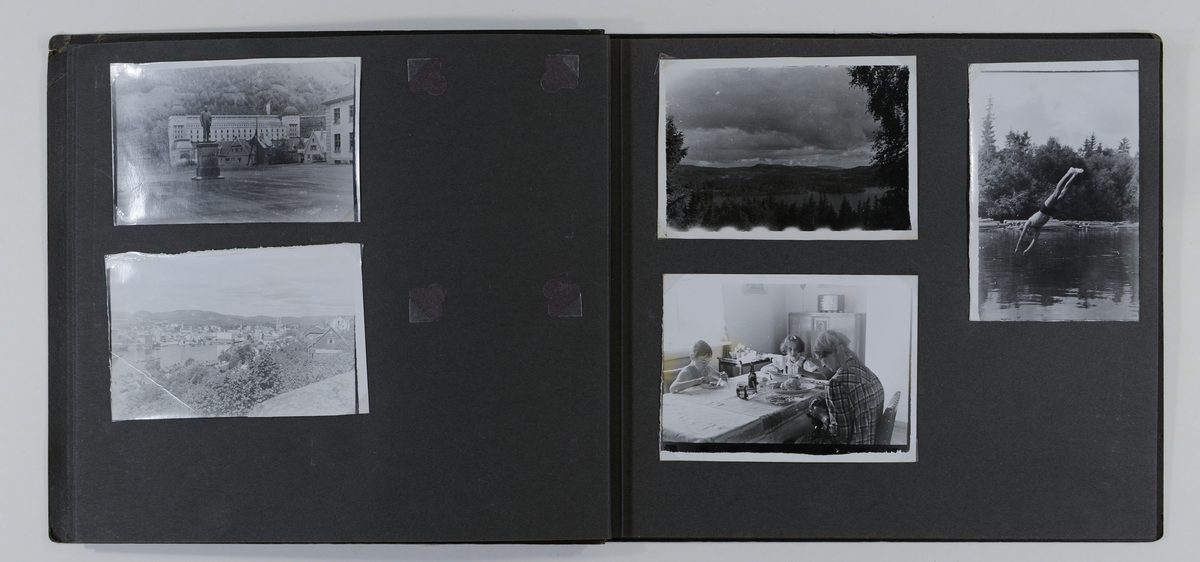 Foto av hytteliv, ungdom, venner, tull og tøys antagelig av Sigurd Becker. Albumet innehodler også familiefoto av hans familie i Skien