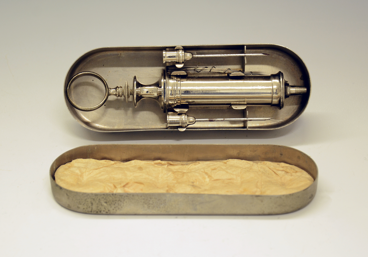 Sprøyte med spisser i eske.