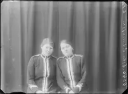 Studioportrett, kvinner oppstilt i fotostudio. Begge kvinnen