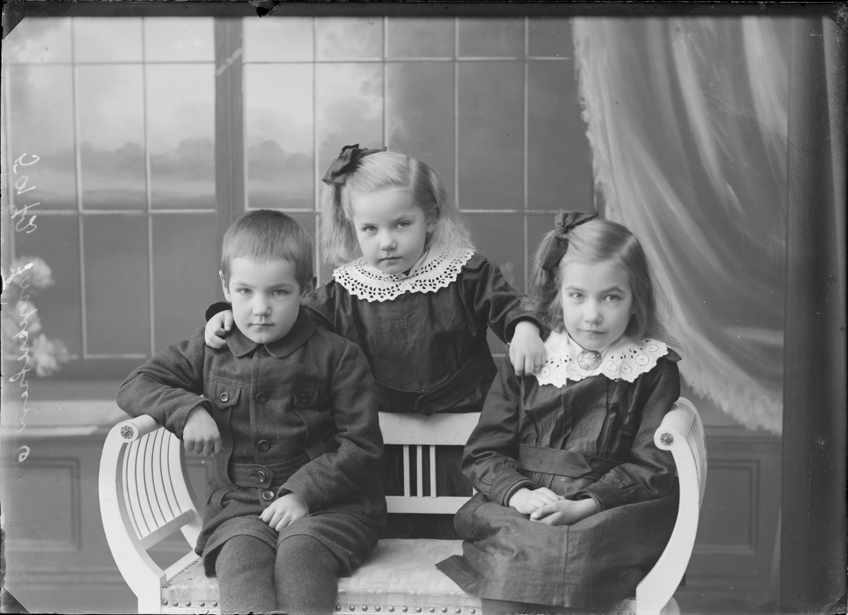 Gruppeportrett av barn oppstilt i fotostudio.