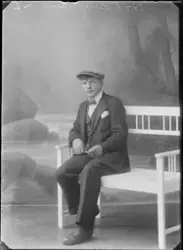 Portrettfotografi. Mann oppstilt i fotostudio.