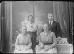 Gruppeportrett. Mennesker oppstilt i fotostudio.