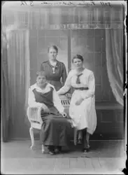 Studioportrett, kvinner oppstilt i fotostudio.