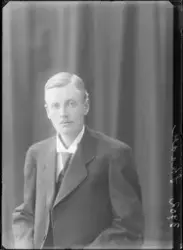 Portrettfotografi. Mann oppstilt i fotostudio.